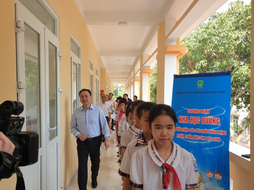 Đoàn công tác đến thăm và giám sát công tác khám chữa răng